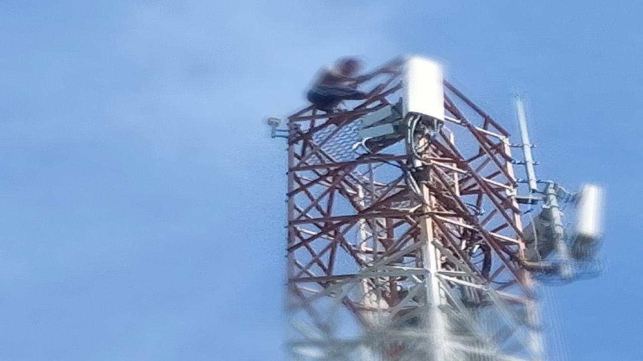 Pemuda di Kabupaten Lombok, Provinsi NTB nekat melakukan aksi bunuh diri dengan menaiki tower hanya karena permintaannya untuk kawin ditolak orang tua. Foto (Istimewa)