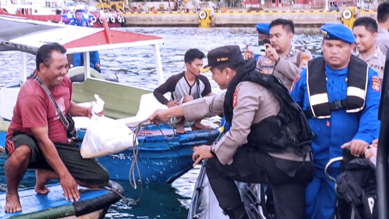 Polda NTB bagikan ribuan paket sembako kepada masyarakat yang terdampak kenaikan harga BBM. Foto (Istimewa)