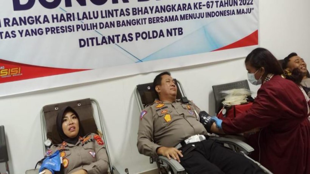 Direktorat Lalulintas (Ditlantas) Polda NTB melaksanakan berbagai kegiatan Bakti Sosial (Baksos) kemanusiaan berupa Donor Darah dan penyaluran Bantuan Sosial (Bansos) berupa paket Sembako kepada masyarakat kurang mampu. Foto (Istimewa)
