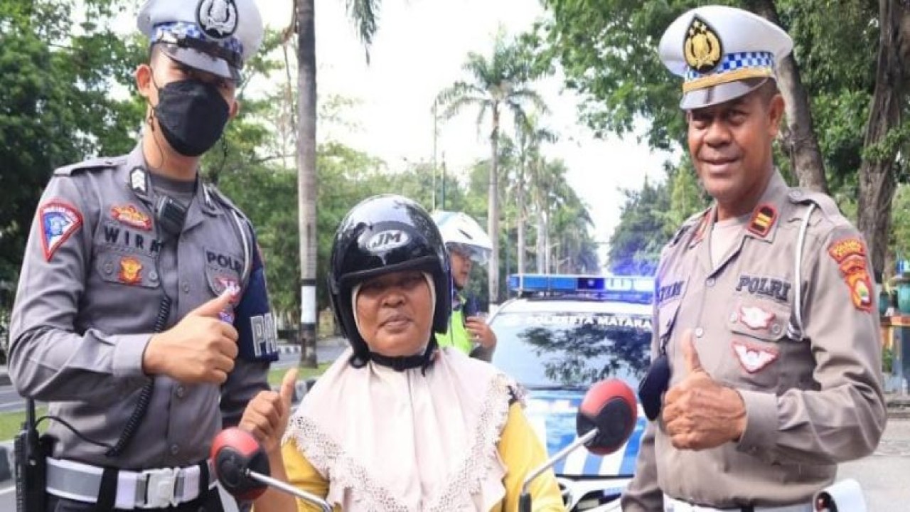 Satuan Lalu Lintas Polresta Mataram saat menggelar patroli edukasi tertib berlalu lintas di beberapa tempat wilayah hukum Polresta Mataram, Rabu, (21/9/2022). Foto (Istimewa)