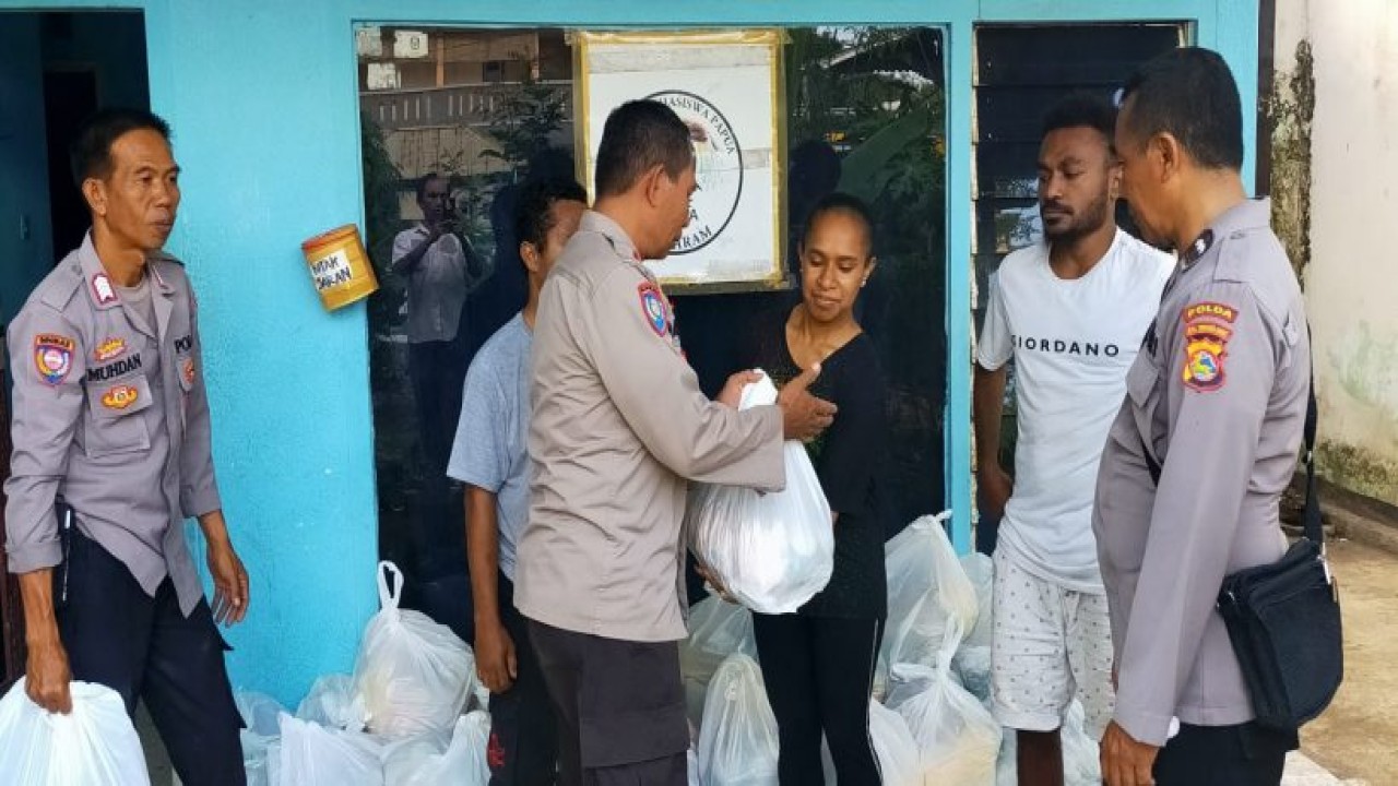 Ditbinmas Polda NTB memberikan paket sembako kepada mahasiswa asal Papua. Foto.(Istimewa)