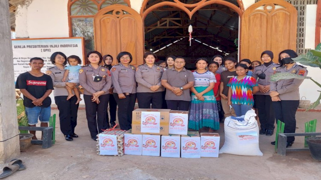 Rayakan Hari jadi Polwan RI ke 74, Polwan Biro SDM Polda NTT berbagi kasih dengan anak panti asuhan. Foto (Istimewa)