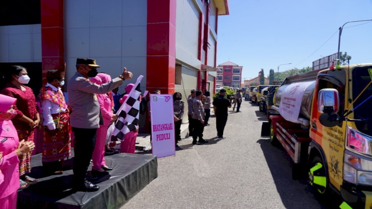 Kapolda NTT bersama Ketua Bhayangkari NTT, dan Dirlantas Polda NTT bersama Ibu melepas keberangkatan bantuan Sosial sebanyak 788 jerigen air dan 20 tangki air bersih ke tiga Desa di Kabupaten TTS. Foto (Istimewa)