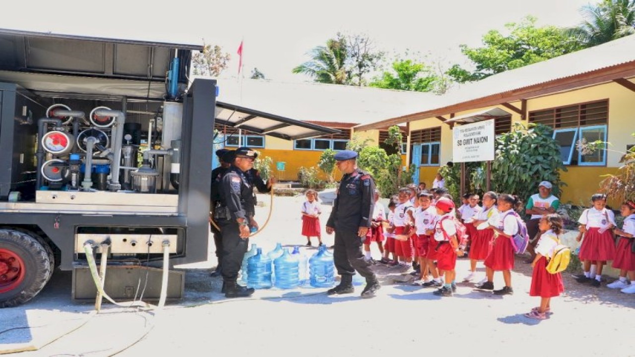 Brimob Polda NTT perkenalkan fungsi dan cara kerja mobil water treatment kepada pelajar SD. Foto (Istimewa)