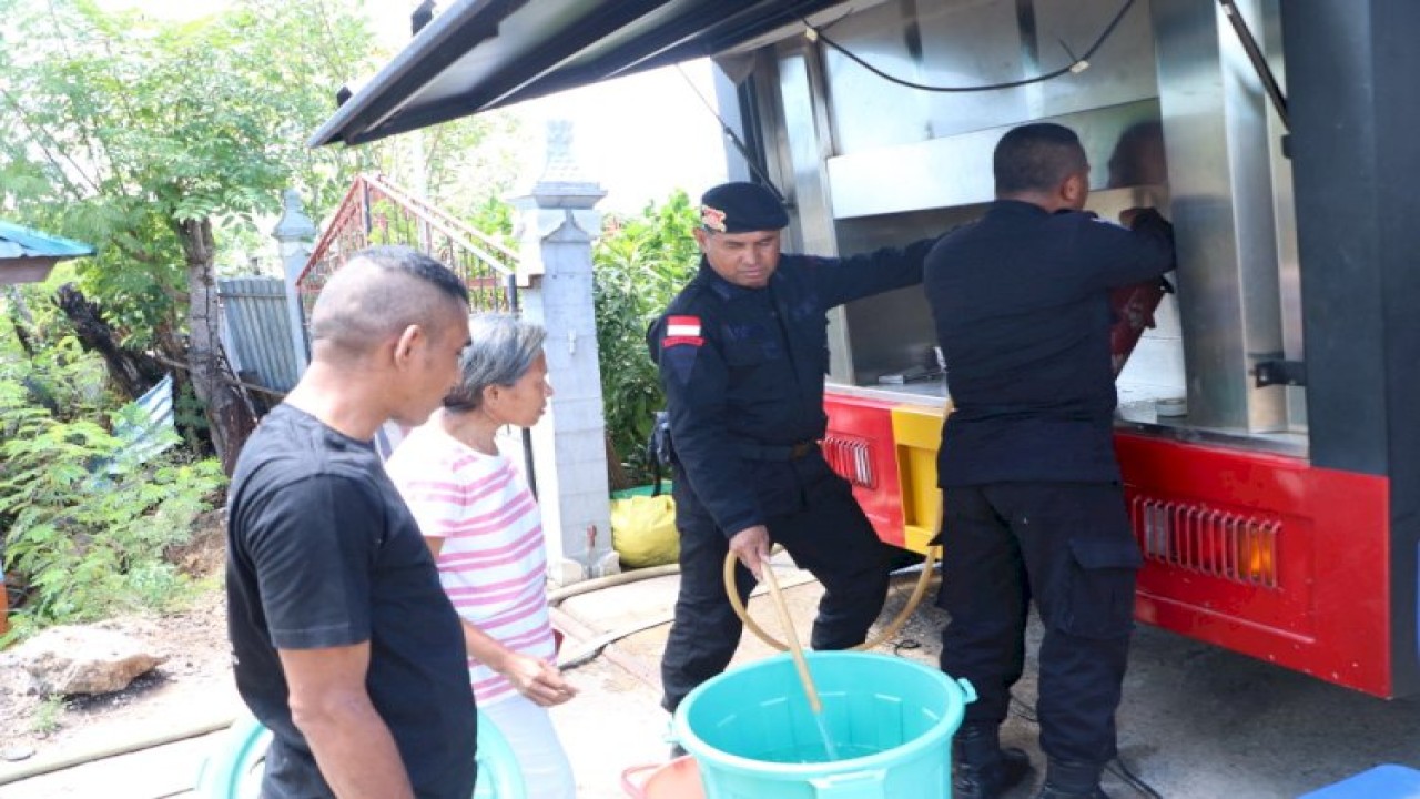 anggota Brimob Polda NTT menyuplai air bersih siap konsumsi kepada masyarakat di Kelurahan Batupalat, Kota Kupang. Foto (Istimewa)