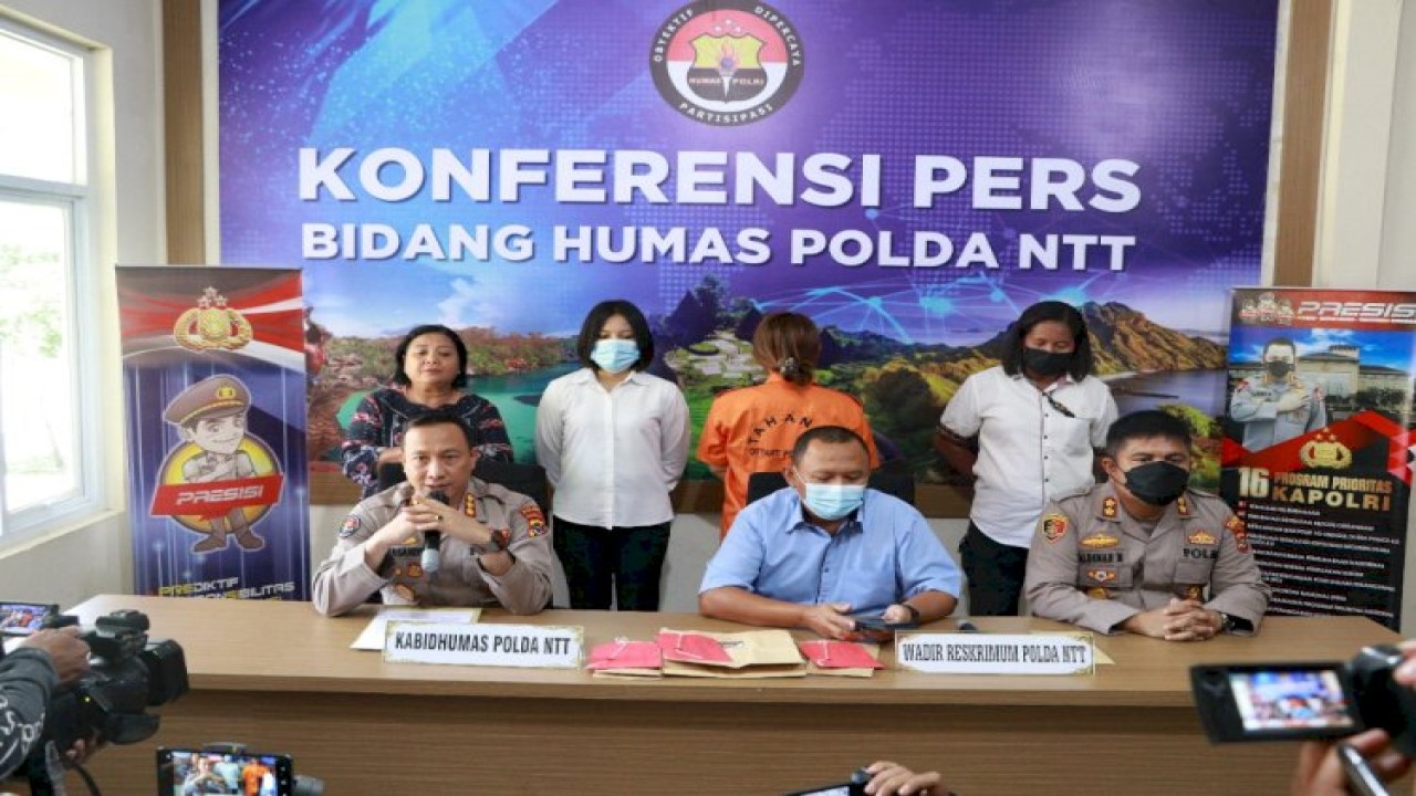 Kabidhumas Polda NTT Kombes Pol. Ariasandy, didampingi Wadirreskrimum Polda NTT AKBP Albertus Andreana,  dan Wakapolresta Kupang Kota AKBP Aldinan RJH Manurung saat menggelar Konferensi Pers di Lobi Bidhumas Polda NTT, Selasa (20/9/2022). Foto (Istimewa)