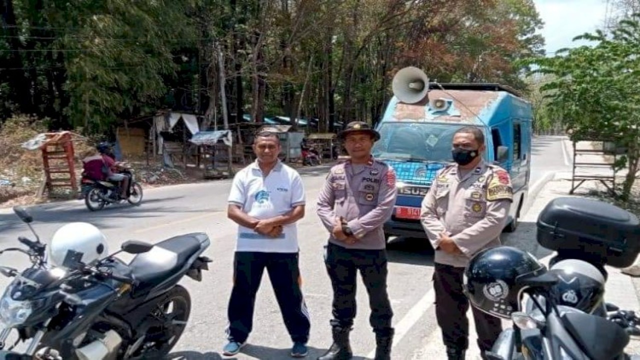 Kepolisian Sektor Tasifeto Barat, Polres Belu bersama Dinas Komunikasi dan Informatika (Kominfo) Kabupaten Belu saat melakukan  Sosialisasi Pencegahan kebakaran hutan dan lahan. Foto (Istimewa)