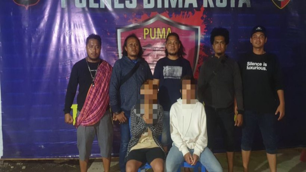 Dua orang remaja terduga pelaku pemanahan saat diamankan polisi. Foto.(Humas Polres Bima)