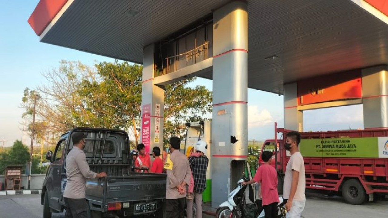 Personil kepolisian dari Polres Lombok Utara saat melakukan pengamanan di salah satu SPBU. Foto (Istimewa)