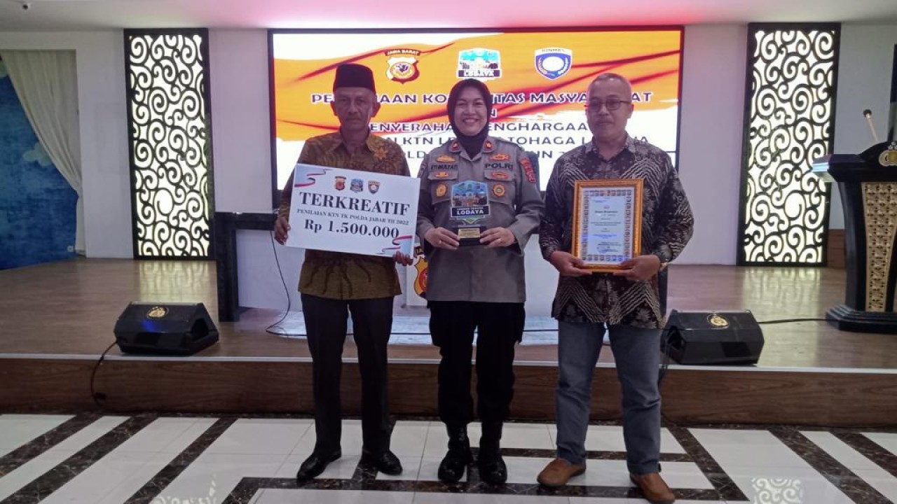 Polsek Cikancung meraih penghargaan dari Polda Jabar.