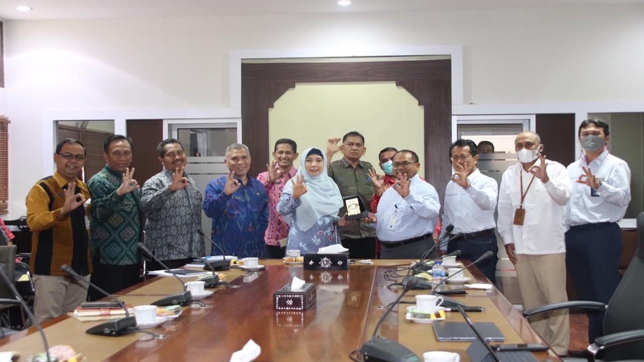 Wakil Gubernur NTB, Sitti Rohmi Djalilah saat menghadiri Rapat Terkait Peningkatan Pemanfaatan Renewable Energi Pada Pembangkit Listrik yang berlangsung di Ruang Rapat Anggrek Kantor Gubernur NTB, Selasa (20/9/2022). Foto (Istimewa)