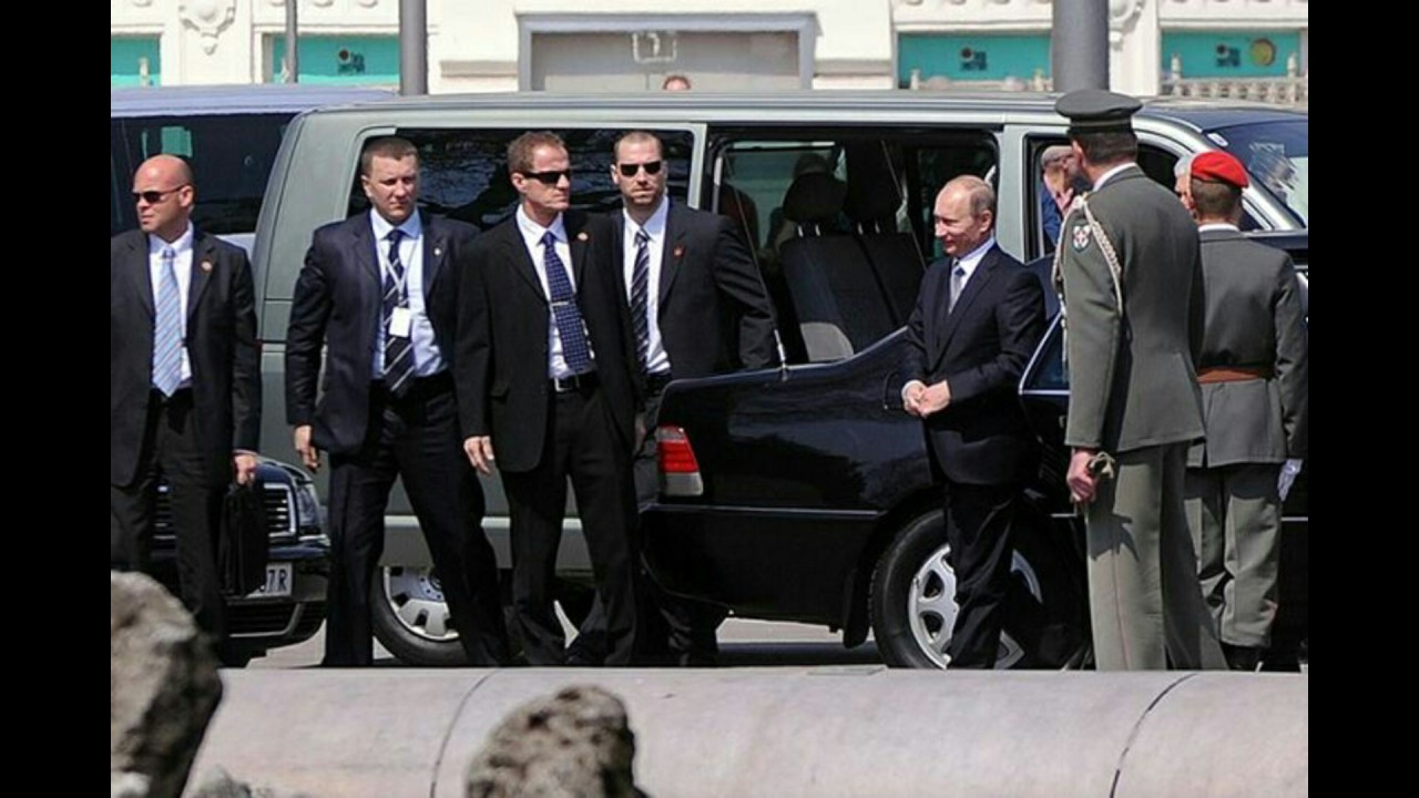 Presiden Rusia Vladimir Putin dan pengawalnya. (Net)