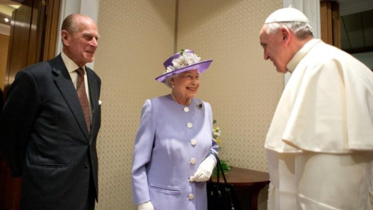 Paus Fransiskus menyapa Ratu Elizabeth II dan Pangeran Philip pada 10 April 2021. (Vatican News)