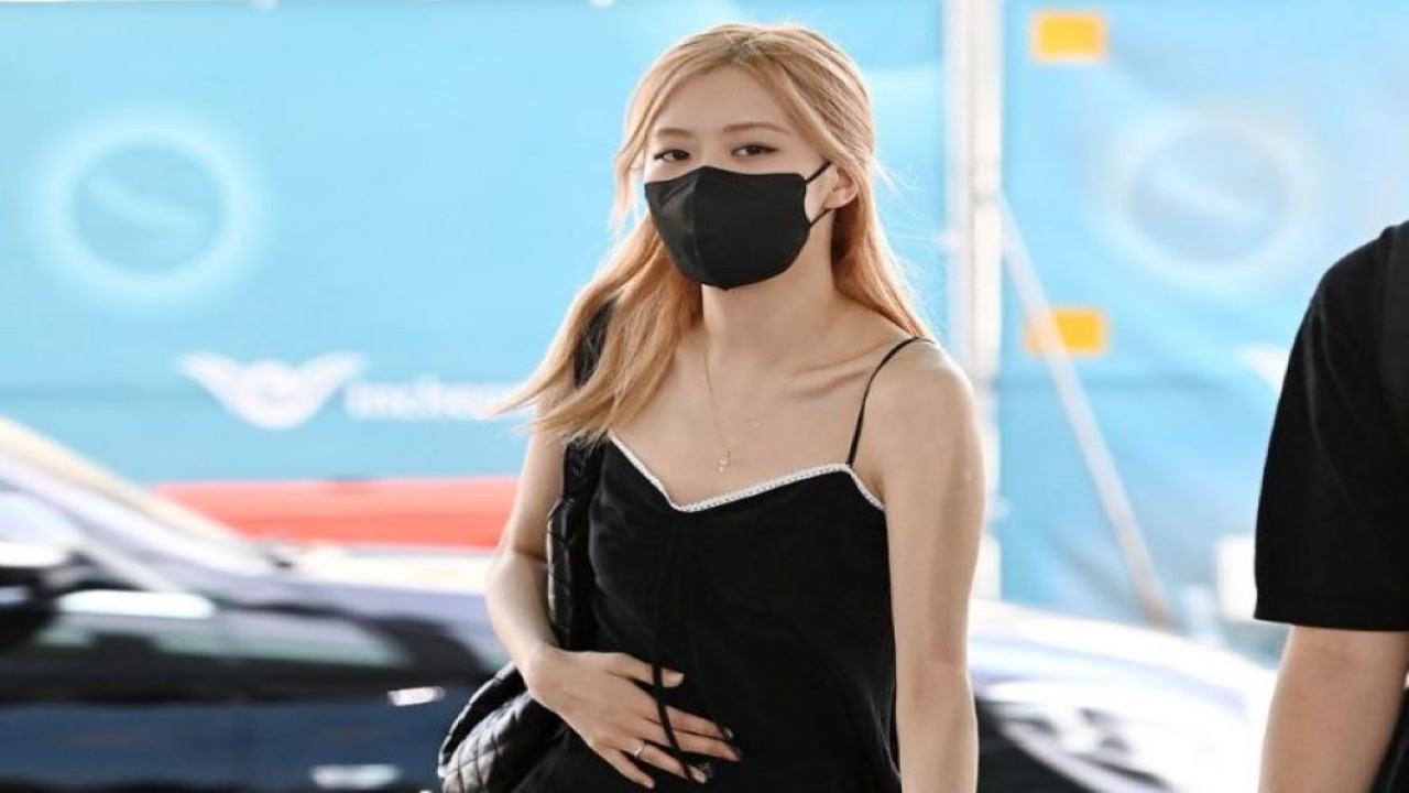 Rosé BLACKPINK berada di bandara untuk melakukan perjalanan ke Paris, Prancis. (Allkpop)