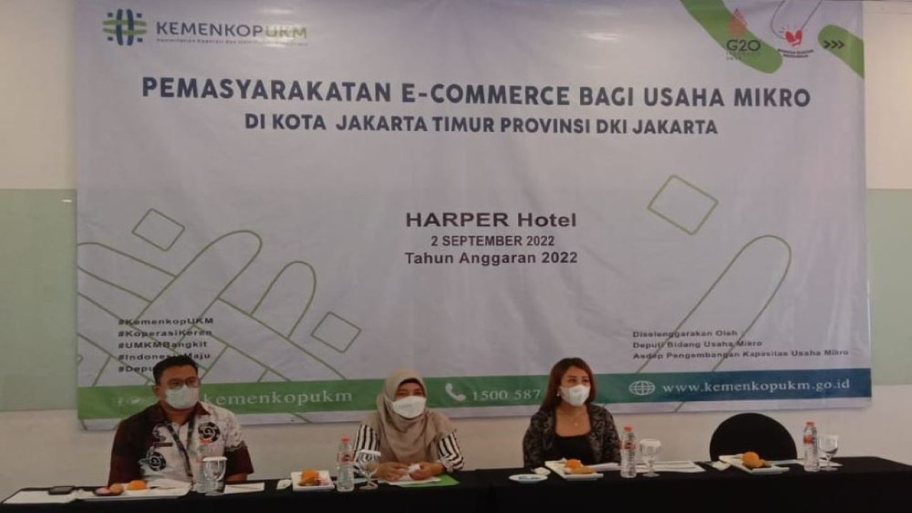 Anggota Komisi VI DPR RI Sondang Tampubolon bersama Analisis Kebijakan Ahli Madya bidang Pengembangan Kapasitas SDM Usaha Mikro Kemenkop Koperasi dan UKM Siti Fauziah, dan Kepala Bidang Usaha Kecil dan Menengah Dinas PPKUKM   DKI Jakarta Adhitya Pratama Yudha Saputra hadir dalam Sosialisai Pemasyarakatan E-Commerce Bagi Usaha Mikro, Kecil dan Menengah di Kota Jakarta Timur (Jaktim), Jumat (2/9/2022). (Adiantoro/NTV)