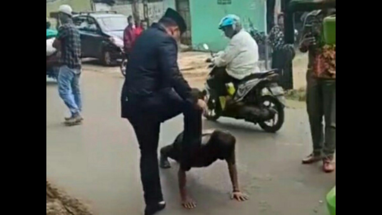 Sopir truk diminta pimpinan DPRD Depok push up. (Net)