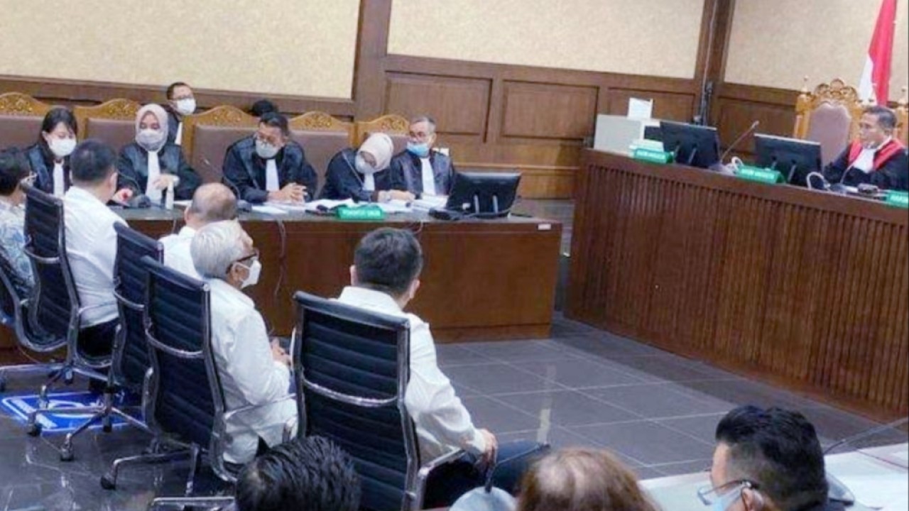 Para terdakwa dugaan korupsi izin ekspor minyak goreng sedang sidang/net