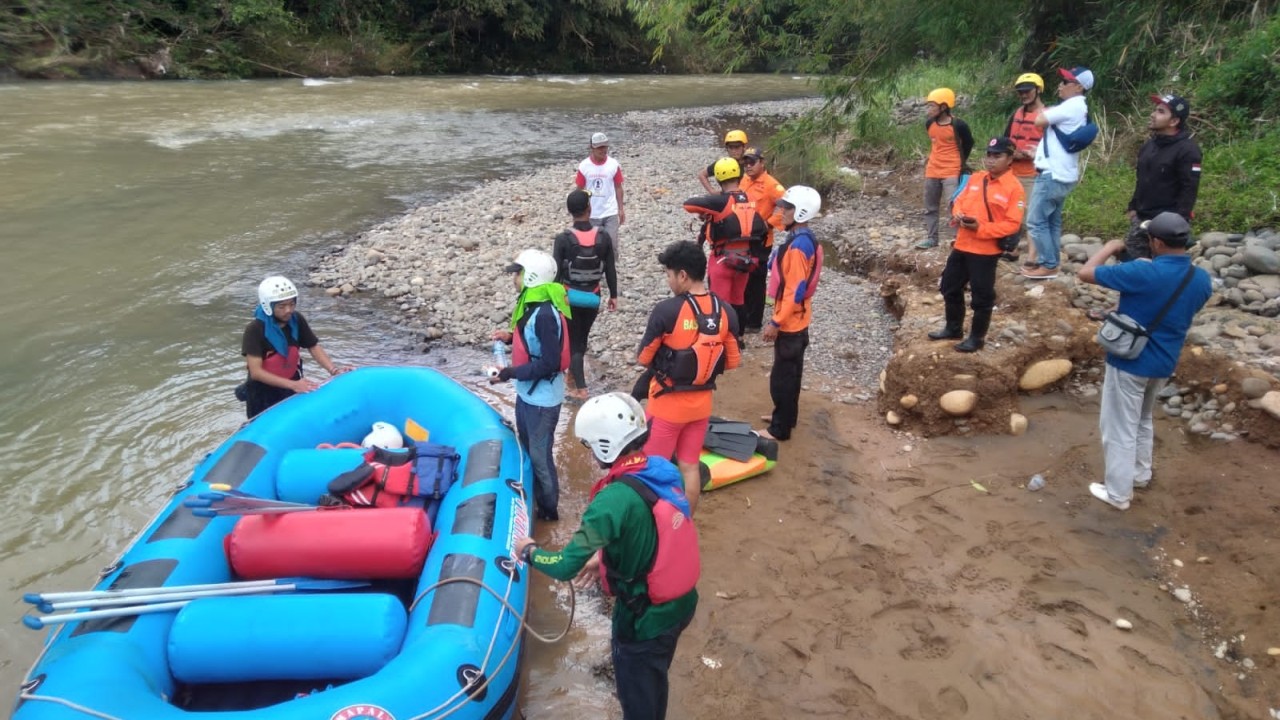 Pasar gabungan melakukan pencarian orang tenggelam.