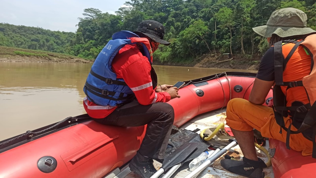 Tim SAR gabungan melakukan pencarian kepada orang tenggelam.