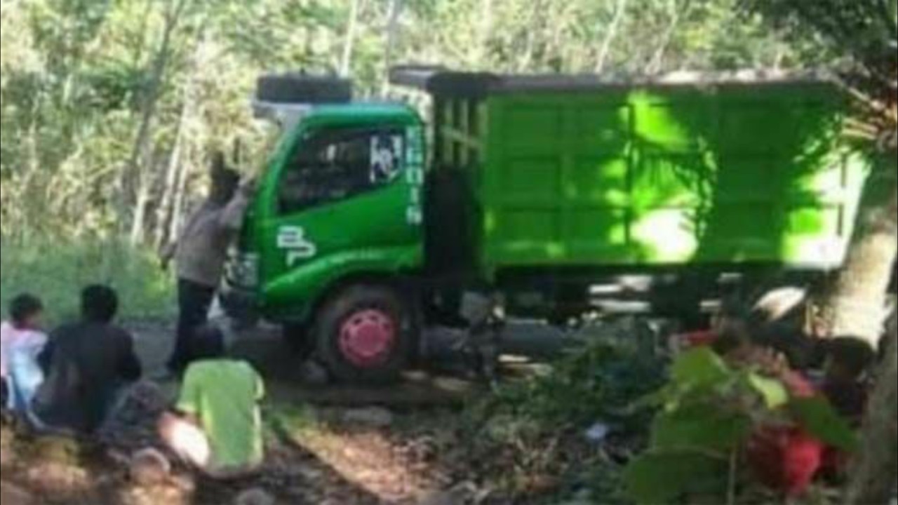 Truk yang nyasar ke kuburan. (Net)