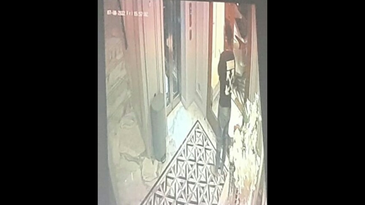 Video saat dua ajudan Sambo naik ke lantai tiga rumah Saguling.
