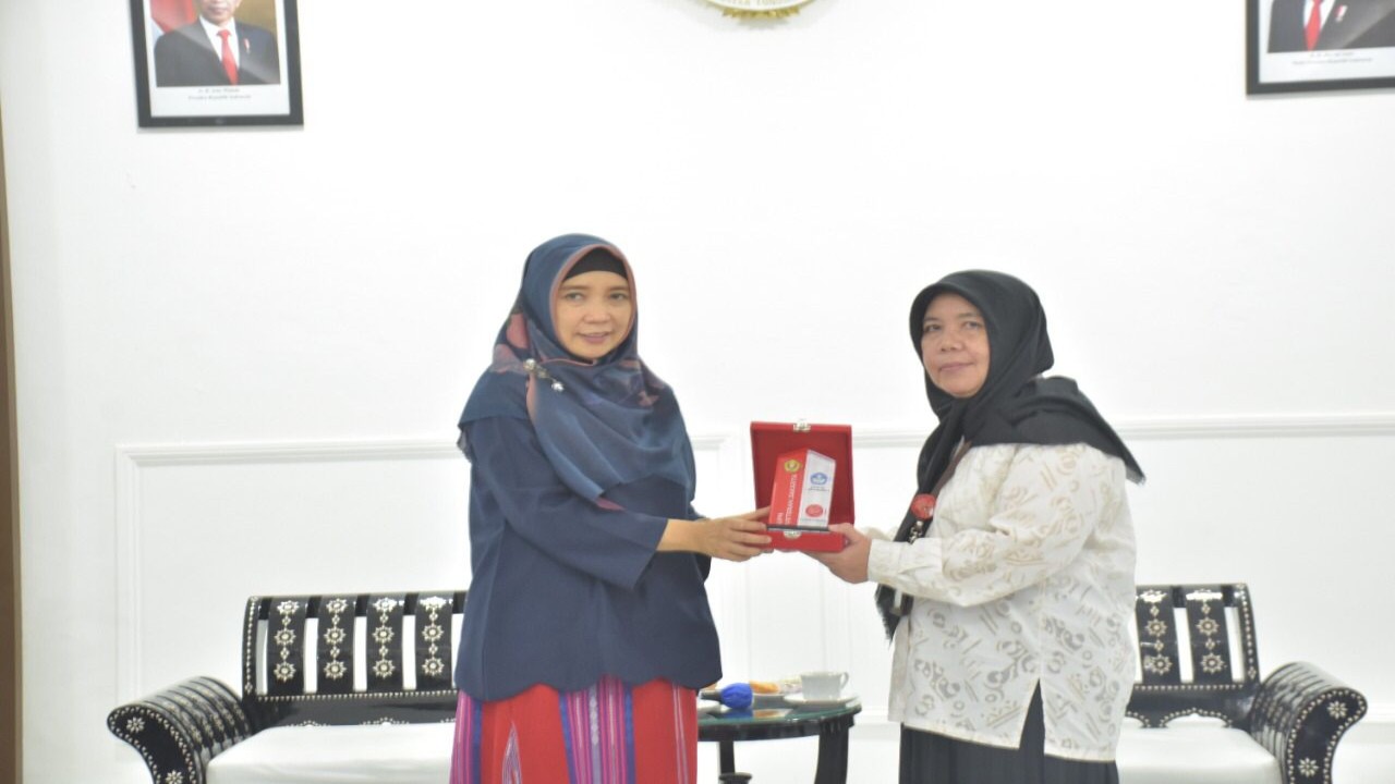 Wakil Gubernur NTB, Sitti Rohmi Djalilah saat menerima audiensidari Universitas Pembangunan Nasional Veteran Jakarta di Aula Pendopo Wagub, Kamis (15/9/2022). Foto (Istimewa)