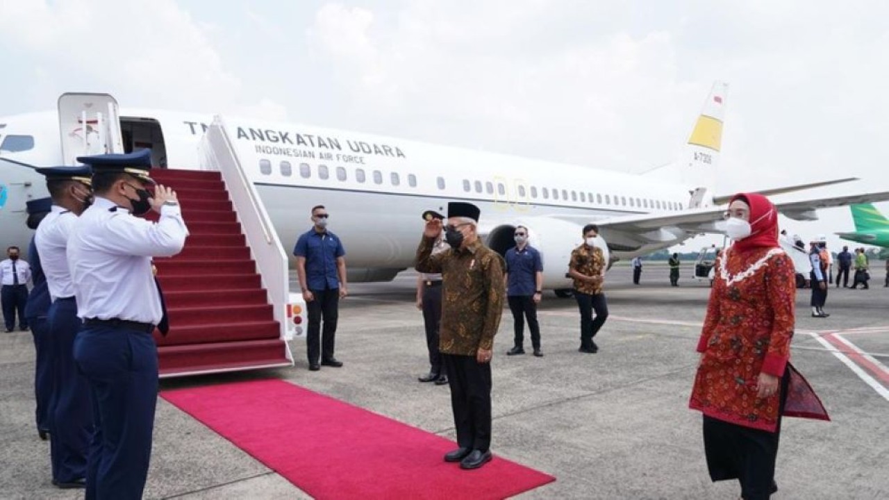 Wapres KH Ma'ruf Amin beserta istri Wury Ma'ruf Amin bertolak ke Palembang, Sumatra Selatan (Sumsel), Selasa (6/9/2022). (BPMI Setwapres)
