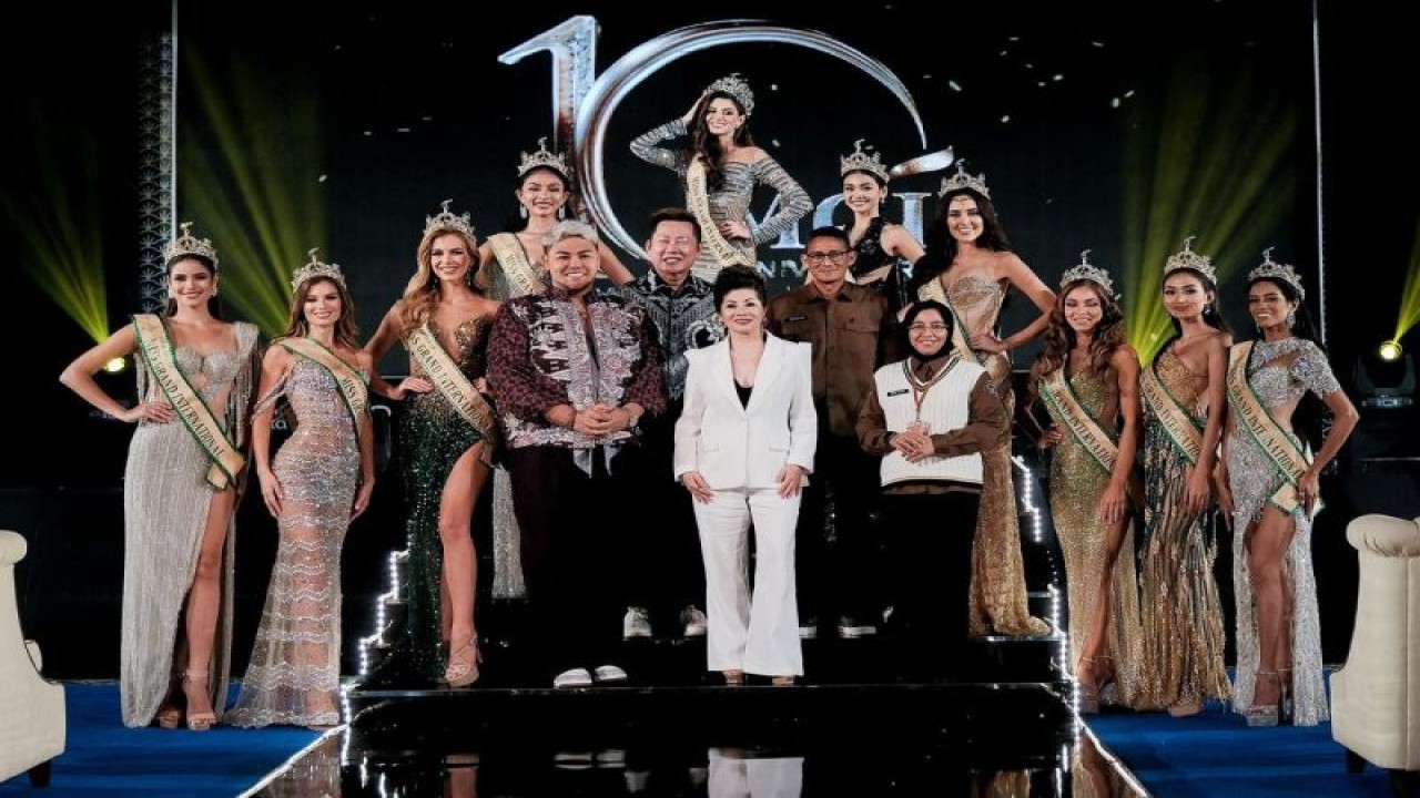 Menteri Pariwisata dan Ekonomi Kreatif Sandiaga Uno foto bersama 10 besar Miss Grand International 2022 dan pemangku kepentingan terkait dalam konferensi pers Miss Grand International 2022 di kantor Kementerian Pariwisata dan Ekonomi Kreatif, Gedung Sapta Pesona, Jakarta, Jumat (28/10/2022). ANTARA/HO-Kemenparekraf