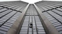 Alain Robert "Spiderman Perancis" sedang memanjat salah satu gedung pencakar langit-1664798155