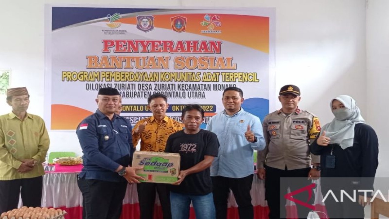Penyaluran bantuan stimulan program pemberdayaan dan fakir miskin komunitas adat terpencil di Desa Zuriati, Kecamatan Monano, Gorontalo Utara, dari Kementerian Sosial RI. (ANTARA/Susanti Sako)