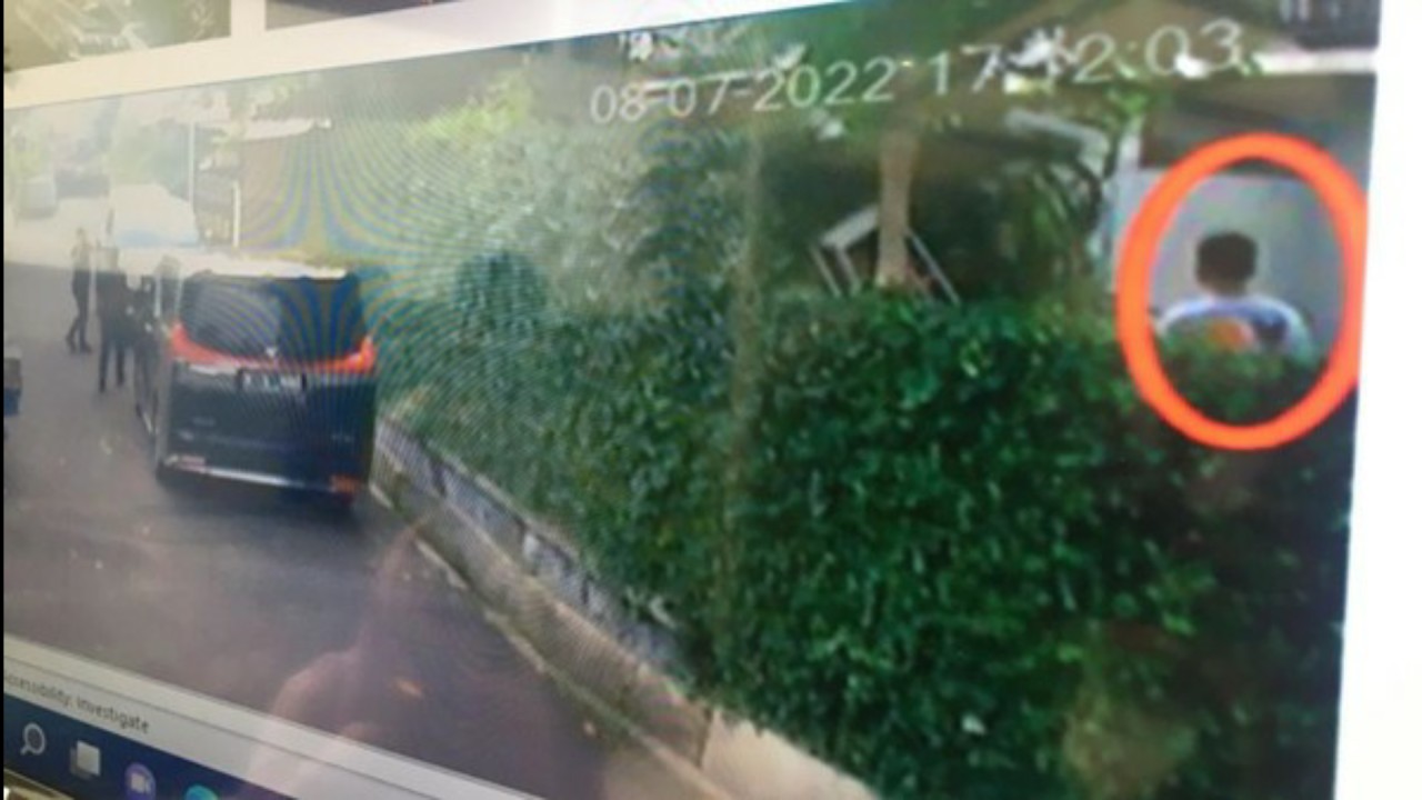 Penampakan Yosua (lingkaran merah) pada rekaman CCTV sekitar rumah Sambo. (Detikcom)