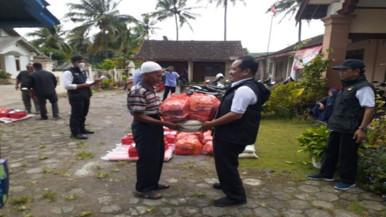 Anggota Komisi VIII DPR RI Bukhori Yusuf menyalurkan bantuan kedaruratan kepada korban bencana alam puting beliung di Kecamatan Pabelan Kabupaten Semarang, Jawa Tengah. (Ist/Man)