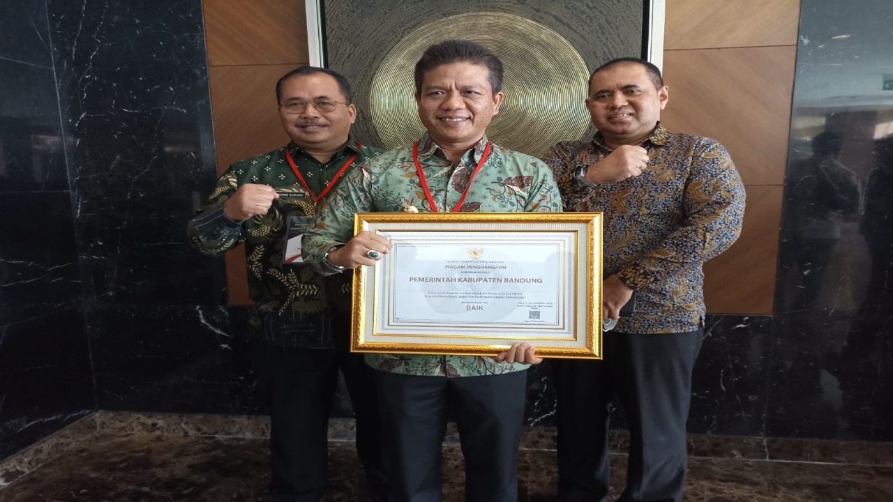 Bupati Bandung dapat penghargaan.