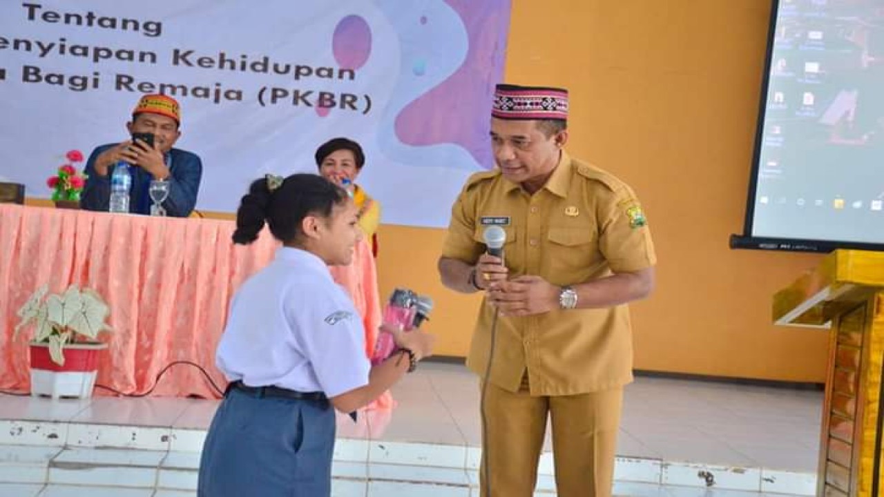 Bupati Manggarai, Heribertus G.L Nabit mengajak para remaja  untuk berkomitmen menjaga diri dan menghindarkan diri dari pernikahan dini. Foto (Prokopim Manggarai)