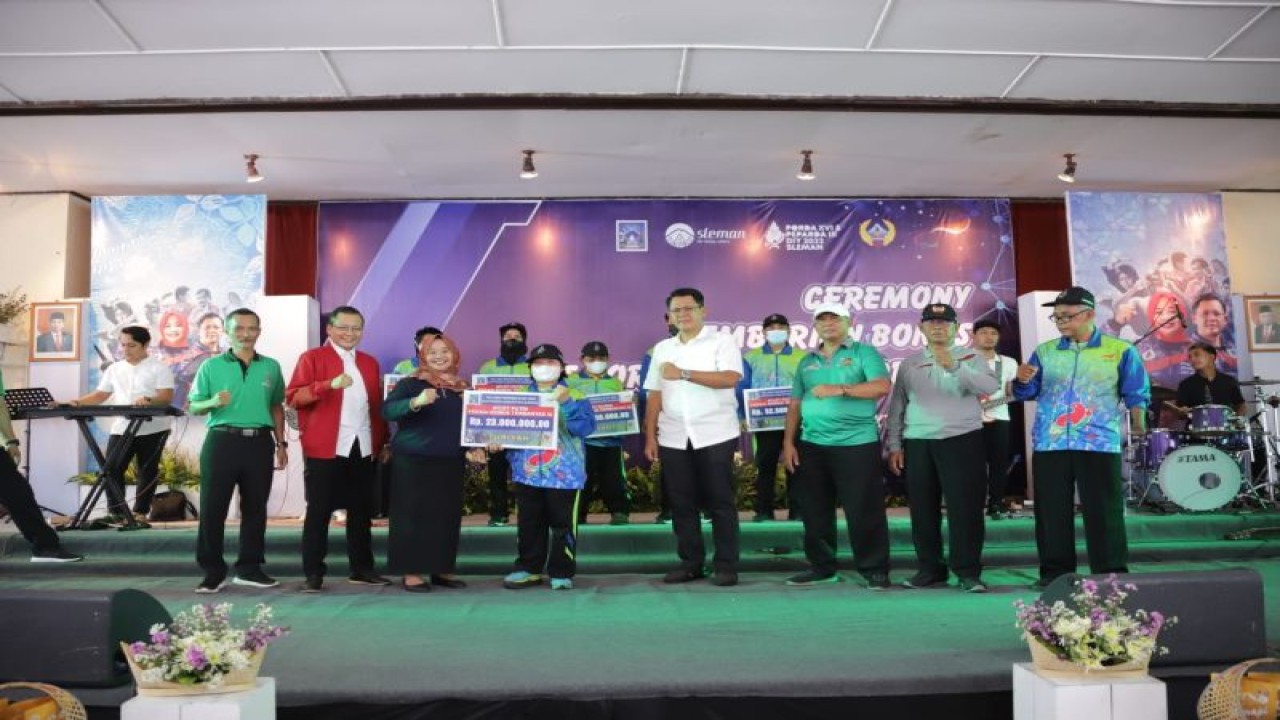 Bupati Sleman Kustini Sri Purnomo dan Wakil Bupati Sleman Danang Maharsa menyerahkan tali asih kepada atlet, ofisial, pelatih dan pendamping pada Pekan Olahraga Daerah (Porda) XVI dan Pekan Paralimpik Daerah (Peparda) III tahun 2022 di Gedung Serbaguna Sleman, Sabtu (29/10/22). ANTARA/HO-Bagian Prokopim Setda Sleman