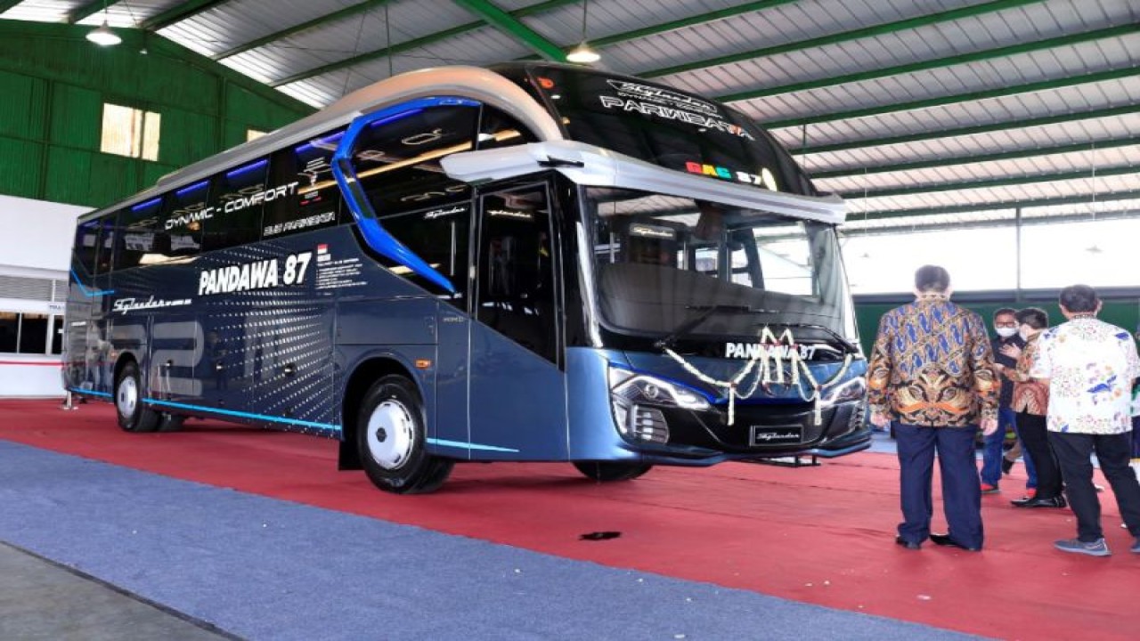 Penyerahan bus terbaru PO Pandawa 87 oleh Anton Nugroho, Deputy GM Bus PT Hino Motors Sales Indonesia (HMSI), dan Charles Hugo Wahyadiyatmika, Managing Director PT Mekar Armada Jaya kepada Gunawan Agung selaku owner PO Pandawa 87 di karoseri New Armada, Magelang, Jateng, Jumat (28/10/2022) (ANTARA/HO/Hino)