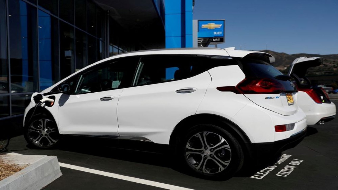 Kendaraan listrik Chevrolet Bolt terlihat di Stewart Chevrolet di Colma, California, AS, 3 Oktober 2017. (Stephen Lam/Reuters)
