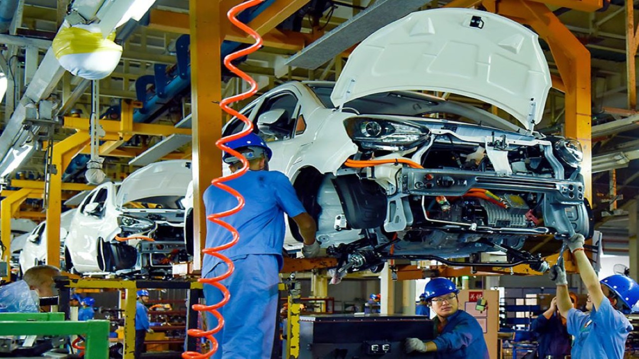 Karyawan merakit kendaraan energi baru di pabrik mobil di Provinsi Jiangxi, China. (Duan Changzheng/China Daily)