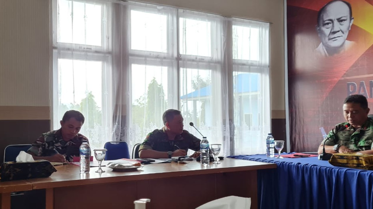 Danlanud Sam Ratulangi Marsma TNI M Satriyo Utomo S.H., pimpin rapat Kejuaraan Sepakbola Danlanud Cup 2022. (foto Istimewa)