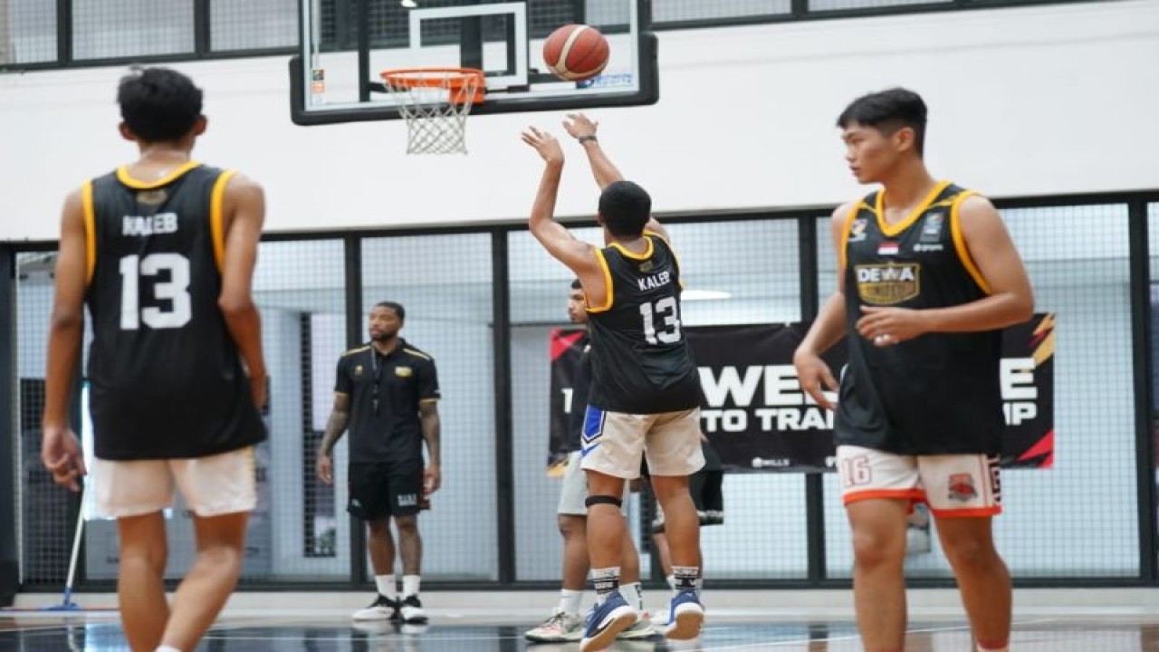 Susana pelatihan terbuka Dewa United Surabaya yang diikuti 40 pemain muda dan 16 pelatih di Aimhigh, Tangerang, Banten, Jumat-Sabtu (14-15/10/2022). (ANTARA/HO-Dewa United Surabaya)