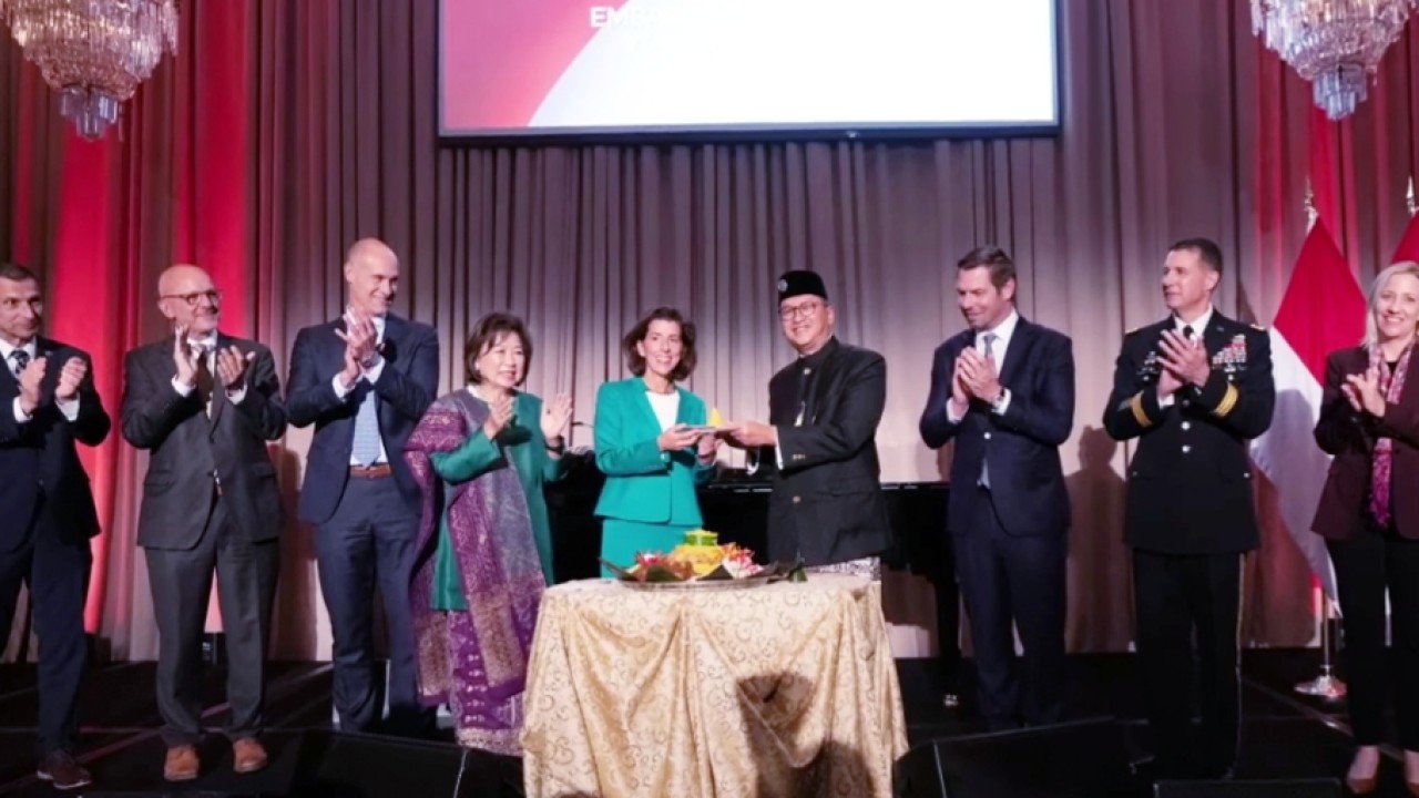 Dubes Rosan bersama Menteri Perdagangan AS dan pejabat lain di Resepsi Diplomatik/Instagram