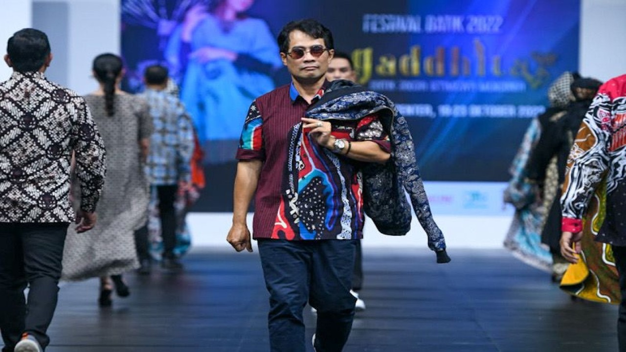 Ilustrasi - Kepala Dinas Perindustrian Koperasi dan UKM Kota Yogyakarta Tri Karyadi Riyanto saat tampil di fashion show festival batik Jagaddhita dengan menampilkan karya dari salah satu perajin yang tergabung dalam Paguyuban Batik Sidoluhur Yogyakarta. (ANTARA/HO-Dinas Perindustrian Koperasi dan UKM Yogyakarta)