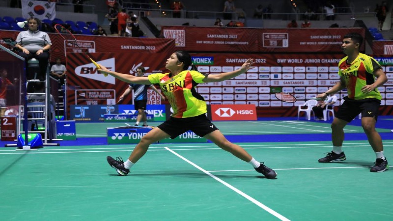 Ganda campuran Indonesia Zaidan Arrafi Nabawi/Felisha Alberta Nathaniel Pasaribu beraksi pada babak 16 besar Kejuaraan Dunia Junior 2022 di Palacio de Deportes de Santander, Spanyol, Kamis (27/10/2022). (Dokumentasi PBSI)