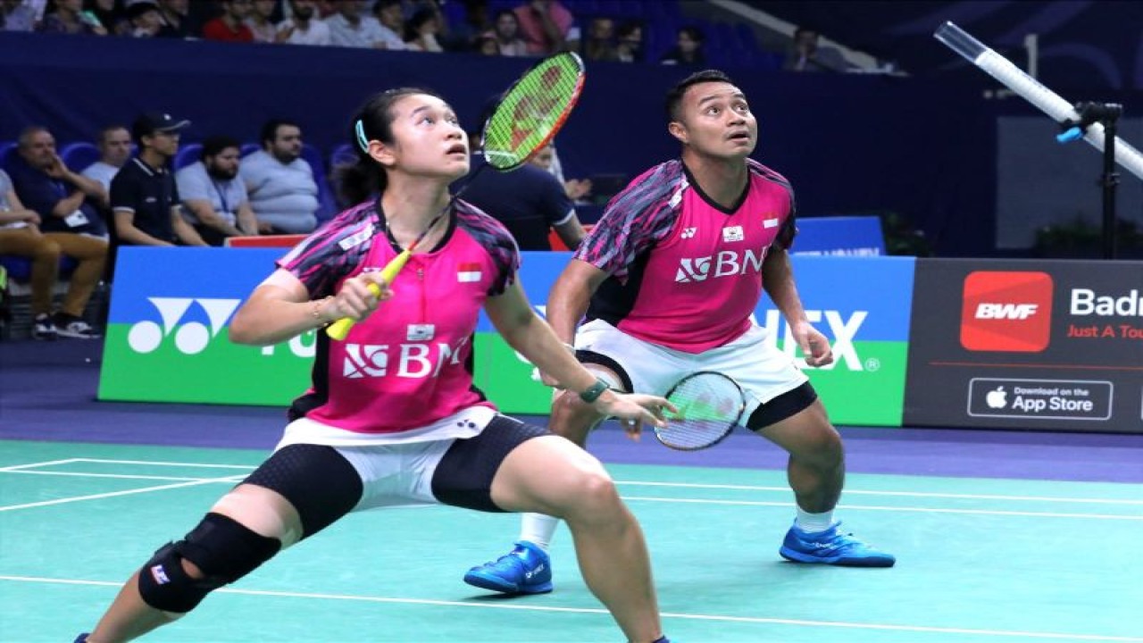 Ganda campuran Rehan Naufal Kusharjanto/Lisa Ayu Kusumawati lolos ke babak semifinal French Open 2022 dan menjadi satu-satunya wakil Indonesia yang tersisa pada turnamen kategori BWF Super 750 itu di Paris, Sabtu. (ANTARA/HO-PP PBSI)