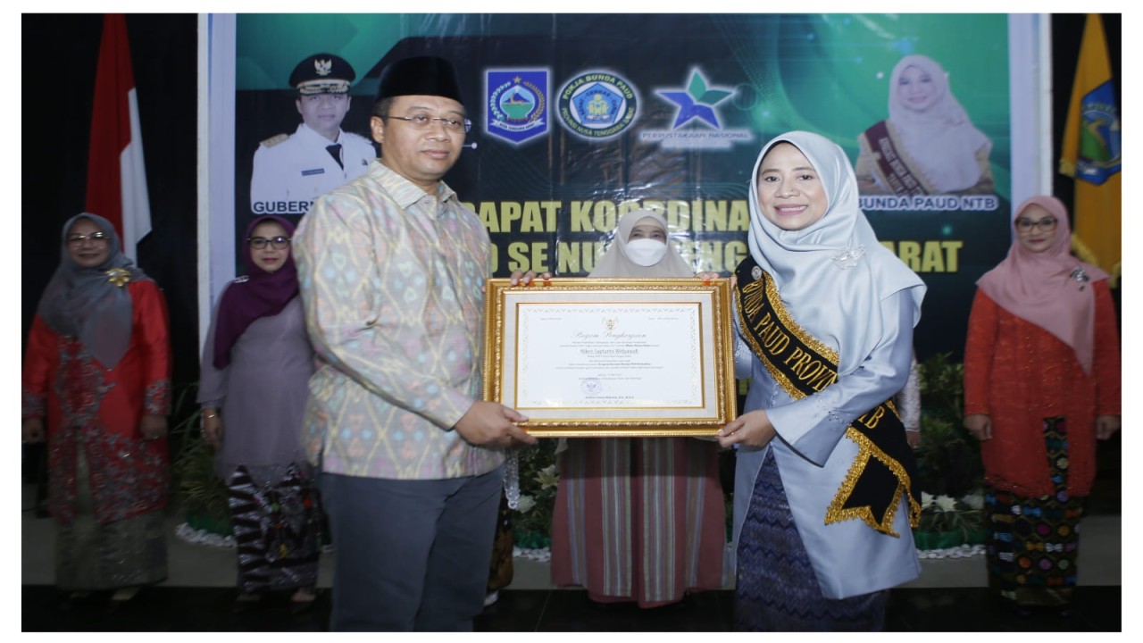 Gubernur NTB, Zukiflimansyah berpose bersama Bunda PAUD Provinsi NTB, Niken Saptarini Zulkieflimansyah. Foto (Istimewa)