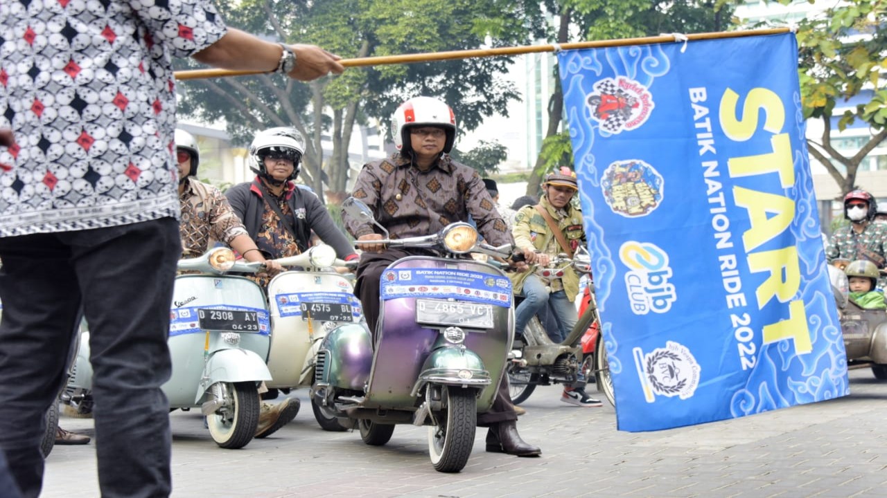 Hari batik nasional UU Ruhzanul Ulum pakai Vespa