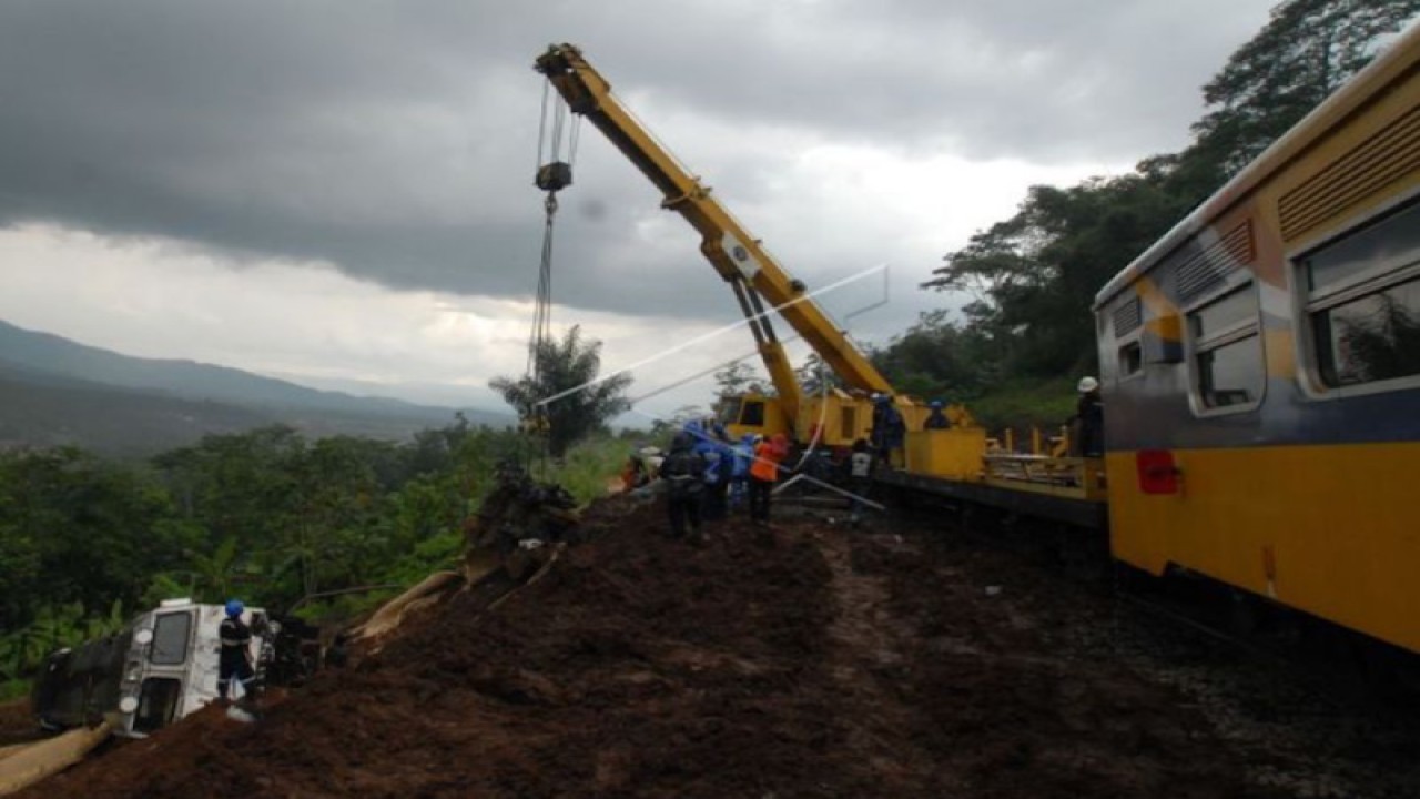 PT KAI mengevakuasi bogie (roda) lokomotif kereta api Malabar menggunakan crnae (alat berat)diperlintasan kereta api KM 244+0/1, di Kampung Terung, Mekarsari, Tasikmalaya, Jawa Barat, Kamis (10/4). (ANTARA FOTO/Adeng Bustomi/Asf/Spt/14)