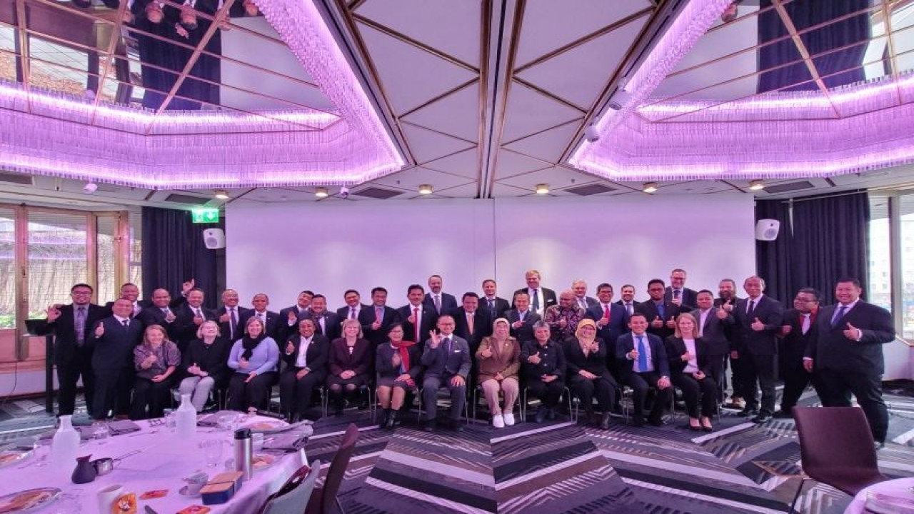 Peserta Indonesia-Finland Business Luncheon berfoto di Helsinki, Finlandia, Kamis (27/10/2022). (ANTARA/HO-KBRI Helsinki)