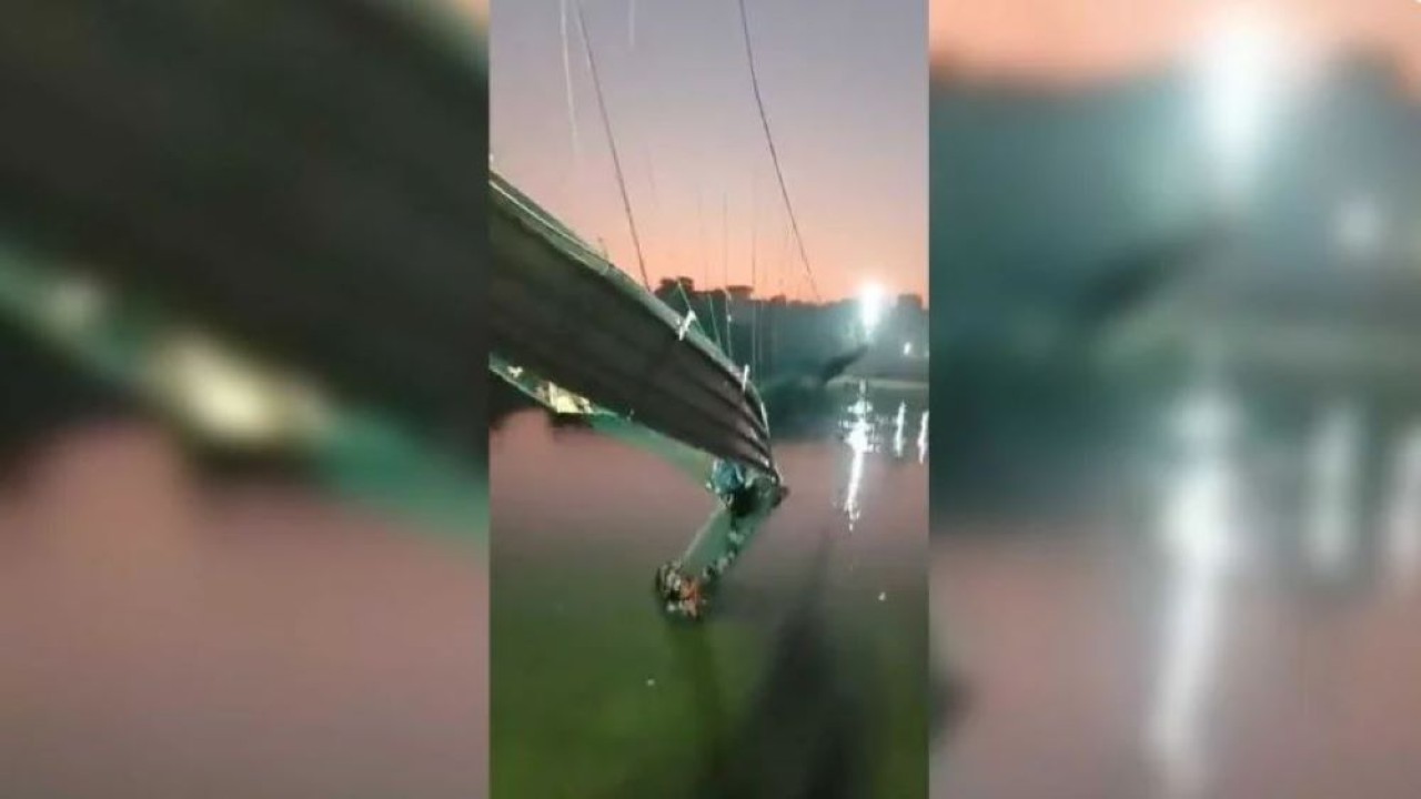 Tangkapan layar dari video Twitter menunjukkan jembatan gantung yang ambruk di negara bagian Gujarat barat India pada 30 Oktober 2022. (Twitter/Santhosh Reddy/Channel News Asia)