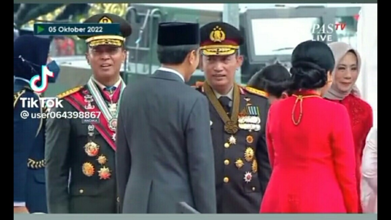Presiden Jokowi saat tak salami Kapolri Jenderal Listyo Sigit Prabowo. (Net)